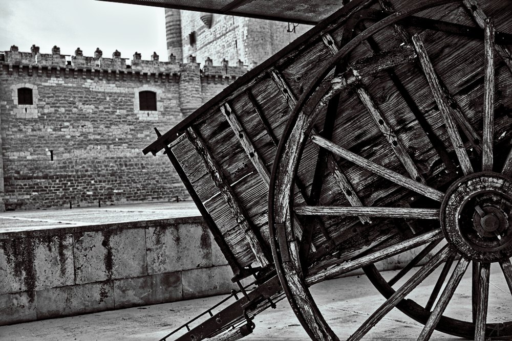 Carro aparcado junto al castillo de Fuensaldaña